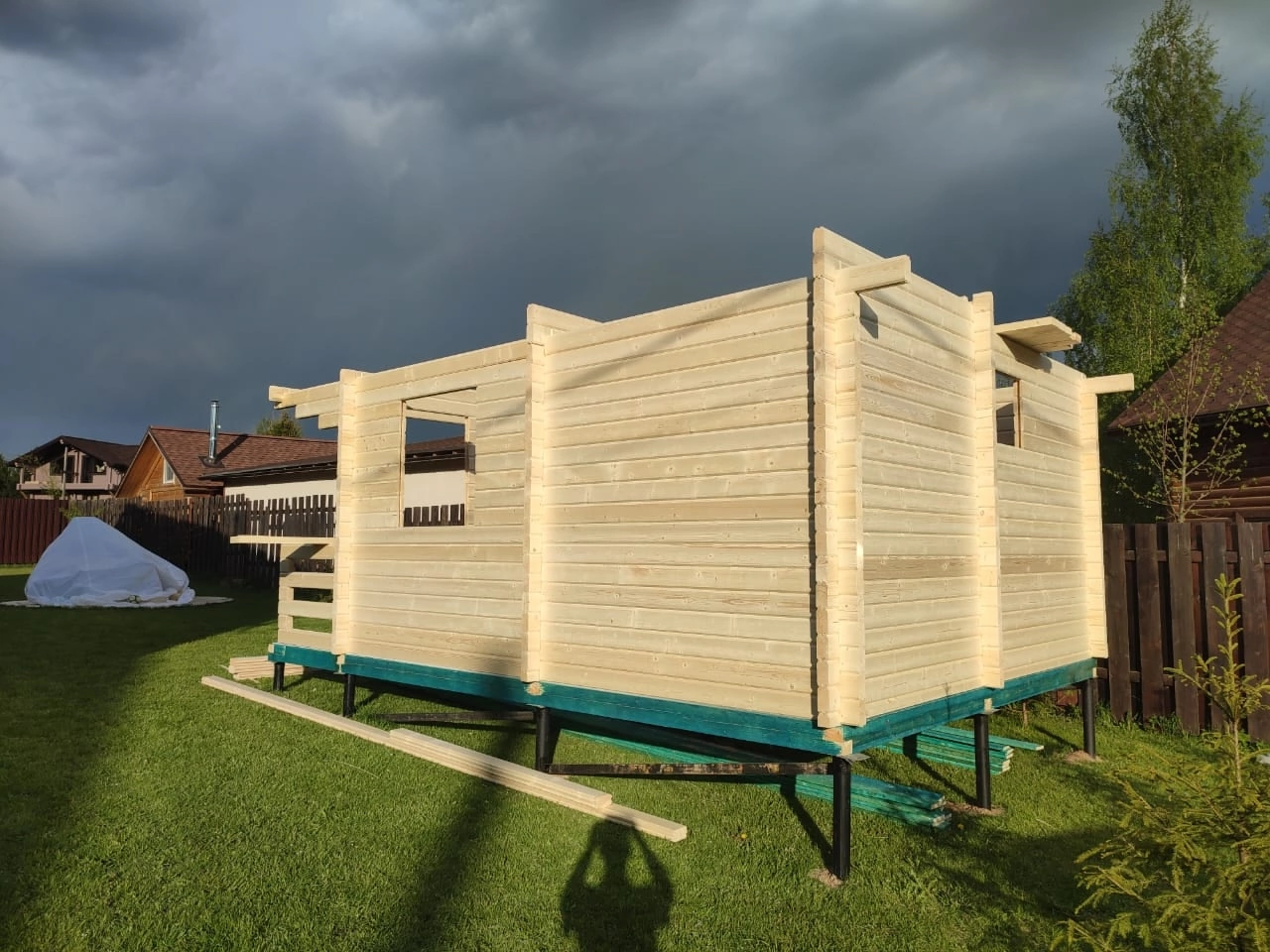 Установка свай размерами 8х8. Сборка цилиндрового бруса. 150х150.